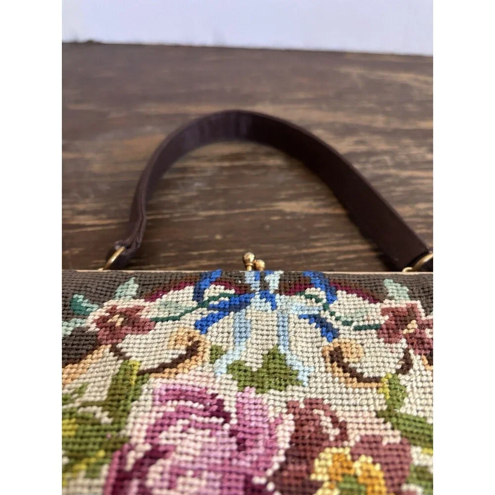 Vintage Floral Needlepoint Tapestry Handbag KISS Lock Purse W/coin Purse Talon